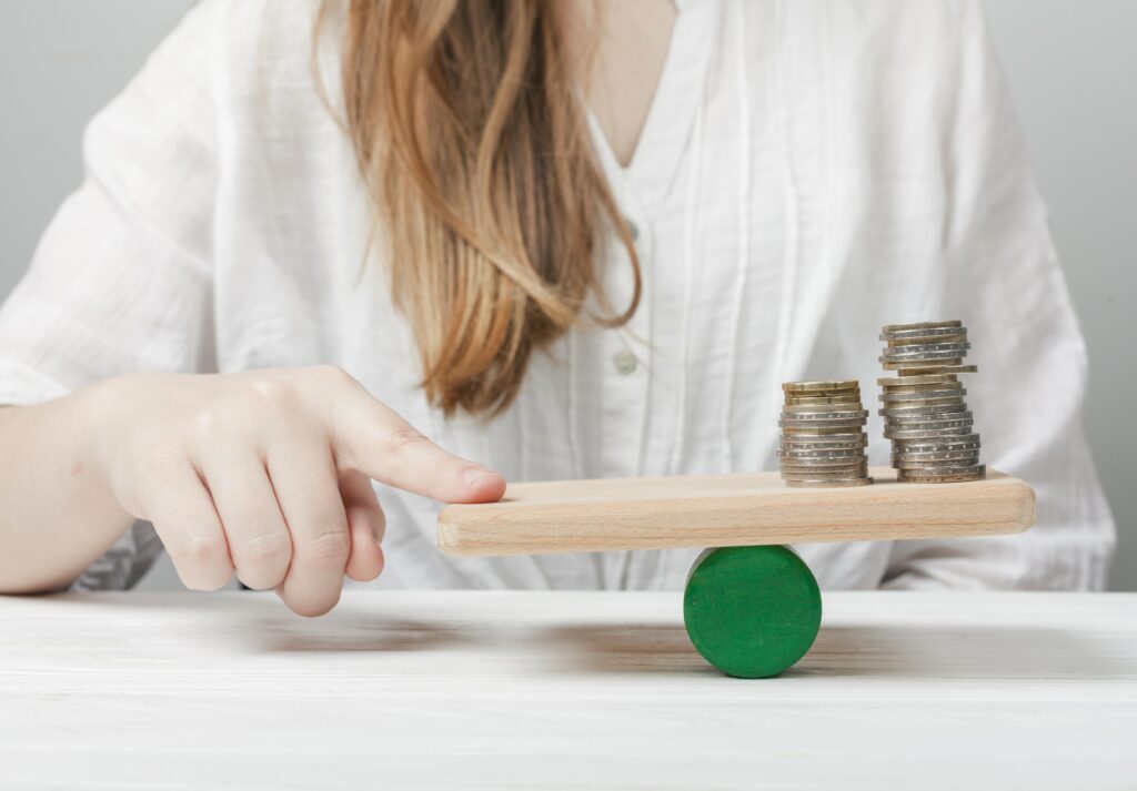 mulher-segurando-o-dedo-em-equilibrio-com-as-moedas
